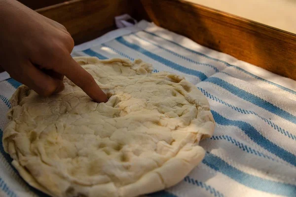 Ham, yumuşak ve yumuşak ekmek karışımı, günaha parmakla dokunma için güçlüdür. Yüzey hoş ve annesi Maya gibi kokuyor: iştah açıcı!