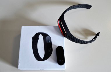 Turin, Piedmont, İtalya. Kasım 2018. Ambalajı ve bazı yedek askıları çeşitli renklerde Mi grupla. İşleme ve kullanım.