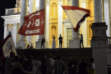 Turin, Piedmont, Ağustos 2018. İtalya. Superga Bazilikası'ndan Torino futbol kulübü ekibindeki hayranları ile düğün. Kalbinde yeni evliler yanında takımının büyük bayraklar sallayarak arkadaşlar hayranları.