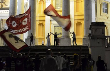 Turin, Piedmont, Ağustos 2018. İtalya. Superga Bazilikası'ndan Torino futbol kulübü ekibindeki hayranları ile düğün. Kalbinde yeni evliler yanında takımının büyük bayraklar sallayarak arkadaşlar hayranları.