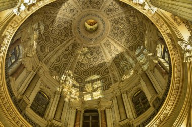 Turin, Piedmont, Ağustos 2018. İtalya. Basilica di Superga gece, halka açılması sırasında iç. Kubbe güzelliği ve ihtişam nedeniyle güçlü bir etkisi olduğunu.
