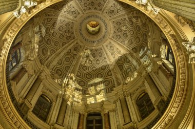 Turin, Piedmont, Ağustos 2018. İtalya. Basilica di Superga gece, halka açılması sırasında iç. Kubbe güzelliği ve ihtişam nedeniyle güçlü bir etkisi olduğunu.