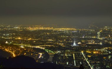 Turin, Piedmont, Ağustos 2018. İtalya. Superga tepenin üstünden şehrin panoramik gece görünümü. Mole Antonelliana ve Intesasanpaolo banka gökdelen öne
