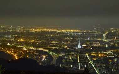 Turin, Piedmont, Ağustos 2018. İtalya. Superga tepenin üstünden şehrin panoramik gece görünümü. Mole Antonelliana ve Intesasanpaolo banka gökdelen öne