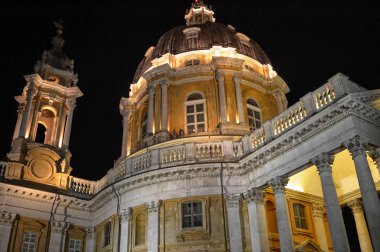 Turin, Piedmont, Ağustos 2018. İtalya. Basilica di Superga geceleri dış ayrıntıları. Gece aydınlatma heybetli güzelliğini artırır.
