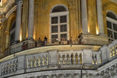 Turin, Piedmont, Ağustos 2018. İtalya. Basilica di Superga geceleri dış ayrıntıları. Gece aydınlatma heybetli güzelliğini artırır.