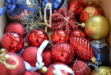 Noel ağacı hazırlanması: ağaç süslemek için açılan Noel topları ile Paketli kutuları. Annesi ve oğlu onları dikkatle onları dallarda yerleştirmek için idare.