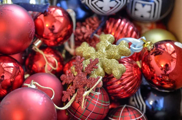 Příprava Vánočního Stromu Krabice Zabalené Vánoční Koule Otevírají Zdobí Stromeček — Stock fotografie