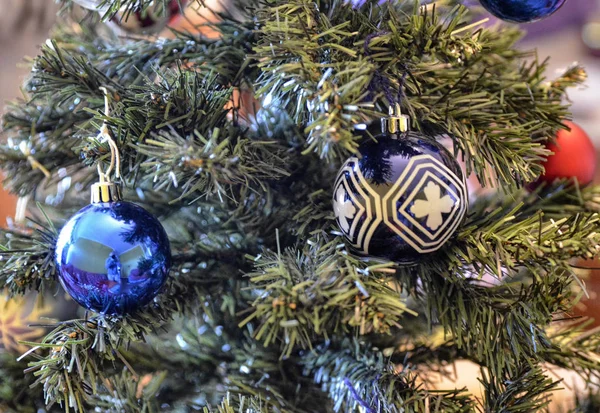 Příprava Vánočního Stromu Krabice Zabalené Vánoční Koule Otevírají Zdobí Stromeček — Stock fotografie