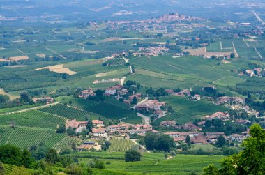 La Morra, Cuneo eyaletinde, Piedmont, İtalya. 15 Temmuz 2018. Langhe topraklarında La Morra alan tipik üzüm bağları üzerinde büyüleyici bir gözcü verir bir tepenin üstüne bir köydür.