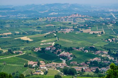 La Morra, Cuneo eyaletinde, Piedmont, İtalya. 15 Temmuz 2018. Langhe topraklarında La Morra alan tipik üzüm bağları üzerinde büyüleyici bir gözcü verir bir tepenin üstüne bir köydür.