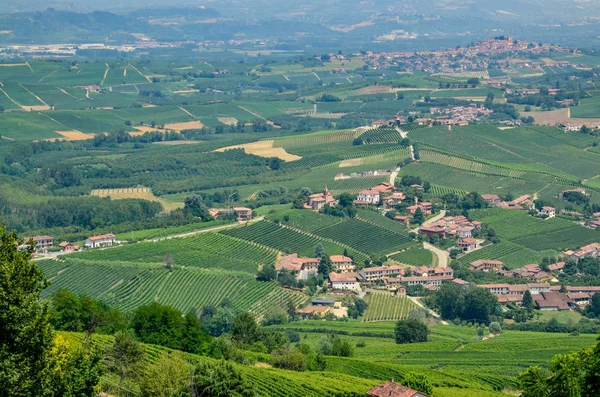 La Morra, Cuneo eyaletinde, Piedmont, İtalya. 15 Temmuz 2018. Langhe topraklarında La Morra alan tipik üzüm bağları üzerinde büyüleyici bir gözcü verir bir tepenin üstüne bir köydür.