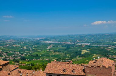 La morra, Piedmont, İtalya. Temmuz 2018. Çan kulesinin üstünden havadan görünümü. Kırmızı çatılar ve mesafe kırsalında göze çarpıyor. Langhe, kaliteli şaraplar diyarı kalbinde olduğumuzu.