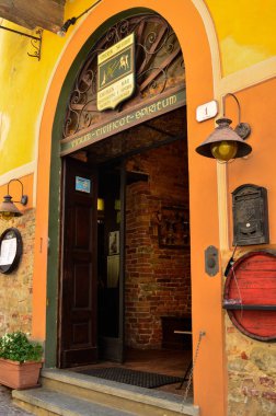 La morra, Piedmont, İtalya. Temmuz 2018. Tipik restoran tarihi merkezi. Langhe, kaliteli şaraplar, bir arazi kalbinde tüm dünyada tanınır. UNESCO mirası.