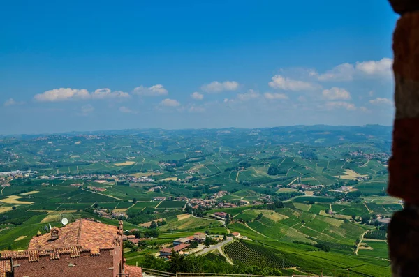 La morra, Piedmont, İtalya. Temmuz 2018. Çan kulesinin üstünden havadan görünümü. Kırmızı çatılar ve mesafe kırsalında göze çarpıyor. Langhe, kaliteli şaraplar diyarı kalbinde olduğumuzu.