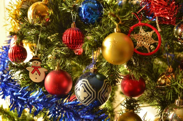 Detalhe Decoração Árvore Natal Bolas Coloridas Fitas Cintilantes Conceito Natal — Fotografia de Stock