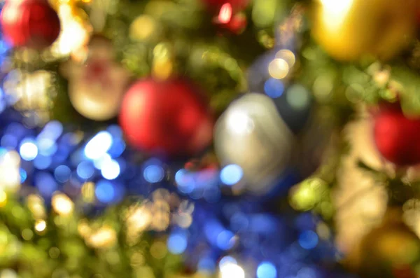 Detalj Julgran Dekoration Färgade Bollar Skimrande Band Christmas Holiday Koncept — Stockfoto