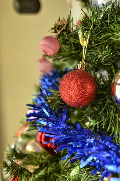 Detail Vánoční Strom Dekorace Barevné Kuličky Třpytivé Pásky Vánoční Dovolená — Stock fotografie