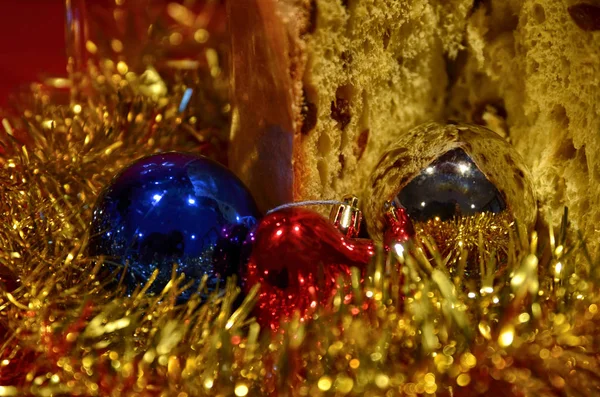 Tisch Set Mit Panettone Und Dekorationen Weihnachtsferien Konzept lizenzfreie Stockbilder