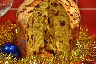 Tablo panettone ve süslemeleri ile ayarla. Noel tatil kavramı.