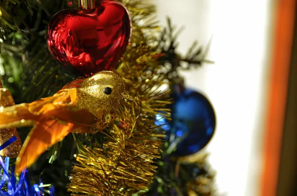 Detalj Julgran Dekoration Färgade Bollar Skimrande Band Christmas Holiday Koncept — Stockfoto