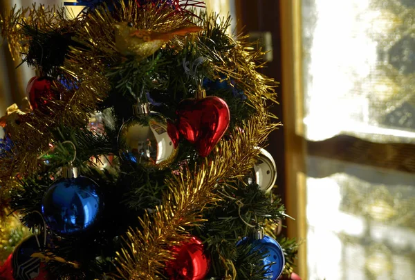 Detalj Julgran Dekoration Färgade Bollar Skimrande Band Christmas Holiday Koncept — Stockfoto