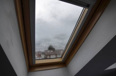 Londra, Birleşik Krallık, Haziran 2018. Londra 'nın banliyölerinde tipik bir evin içi. Tavan arasında bile bir daireniz var: eğimli tavana uygulanan tipik velux tipi pencereler.