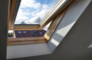 Londra, Birleşik Krallık, Haziran 2018. Londra 'nın banliyölerinde tipik bir evin içi. Tavan arasında bile bir daireniz var: eğimli tavana uygulanan tipik velux tipi pencereler.