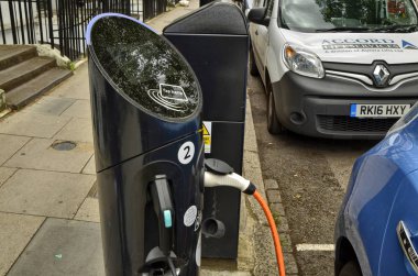 Londra, Birleşik Krallık, Haziran 2018. Londra 'nın tarihi merkezine park etmiş bir Nissan Yaprağı. Otopark elektrikli araçlar için ayrılmıştır ve hızlı şarj kolonu ile donatılmıştır..
