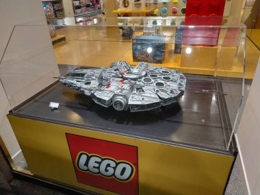 Turin, Piedmont, İtalya. Kasım 2018. Tarihi merkez Lego dükkanda. Yıldız savaşları film destan Millenium falcon harika çoğaltılması. Başarılı LEGO klasiktir.