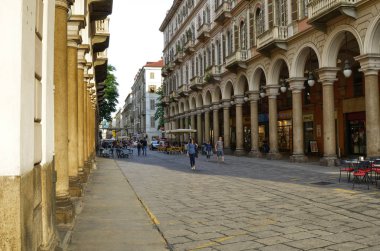 Torino, Piedmont bölgesi, İtalya. Mayıs 2018. Via Garibaldi 'nin başlangıcı, Piazza Statuto' nun yanında. Via Garibaldi, Torino 'nun tarihi merkezindeki ana yaya caddelerinden biridir..