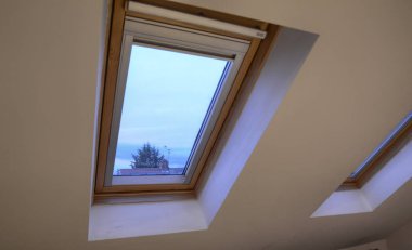 Londra, Birleşik Krallık, Haziran 2018. Londra 'nın banliyölerinde tipik bir evin içi. Tavan arasında bile bir daireniz var: eğimli tavana uygulanan tipik velux tipi pencereler.