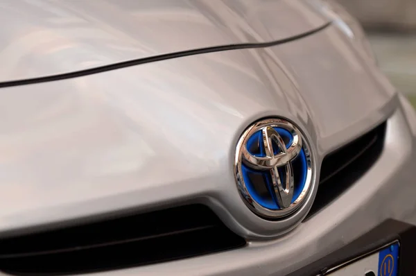 Турин Пьемонт Италия Июнь 2018 Года Эмблема Toyota Гибридным Двигателем — стоковое фото