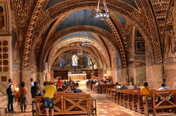 意大利阿西西 2016年8月 著名的旧金山大教堂 圣弗朗西斯科教皇大教堂 的内部在日落在阿西西 翁布里亚 意大利 — 图库照片