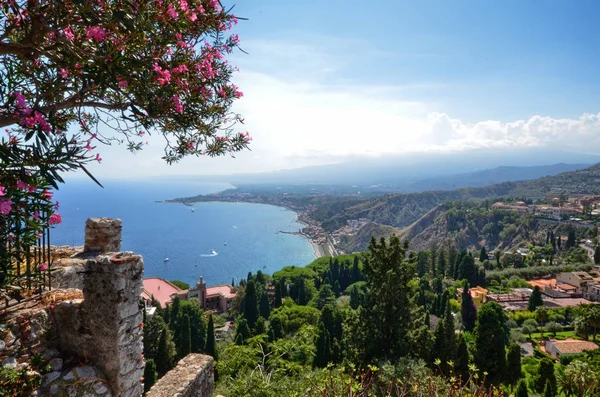 Taormina, İtalya, Sicilya 26 Ağustos 2015. Yunan Tiyatrosu, denize doğru gelen görkemli panorama. Yemyeşil nature, Akdeniz bitki örtüsü, çiçekler. Deniz ve deniz araçları.