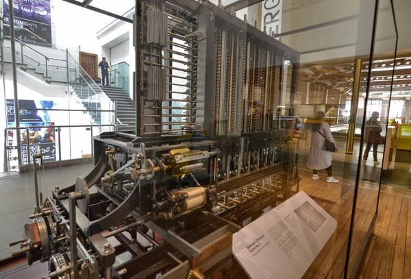 Londra, Birleşik Krallık, Haziran 2018. Babbage 'ın makinesi modern bilgisayarların atası. Londra Bilim Müzesi 'nde muhafaza edilen mekanik analojik bir bilgisayar..