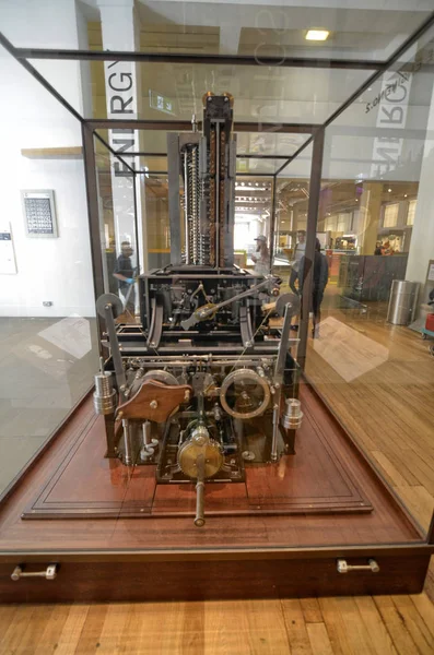 Londra, Birleşik Krallık, Haziran 2018. Babbage 'ın makinesi modern bilgisayarların atası. Londra Bilim Müzesi 'nde muhafaza edilen mekanik analojik bir bilgisayar..