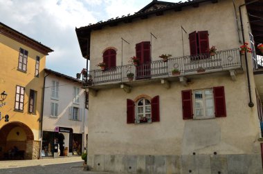 Barolo, Cuneo eyaletinde, Piedmont, İtalya. Temmuz 2018. Eski şehir sokakları oldukça çok tipiktir ve renkli, restoranlar ve şarap imalathaneleri geniş bir seçim var..
