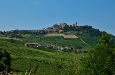 La morra, Piedmont, İtalya. Temmuz 2018. Köyün pastoral bir bakış. Üzüm bağları, aşağı üzerinden kasaba, köy tepenin üstüne çıkmaktadır: güzellik incisi !!