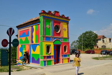 La Morra, Cuneo eyaletinde, Piedmont, İtalya. 15 Temmuz 2018. Langhe topraklarında, La Morra Madonna delle Grazie şapeldir. En sık Cappella del Barolo. Renkli!