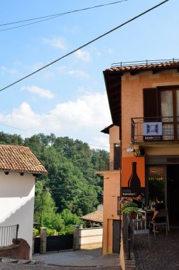 Barolo, Cuneo eyaletinde, Piedmont, İtalya. Temmuz 2018. Eski şehir sokakları oldukça çok tipiktir ve renkli, restoranlar ve şarap imalathaneleri geniş bir seçim var..