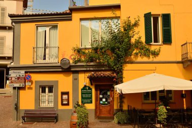 Barolo, Cuneo eyaletinde, Piedmont, İtalya. Temmuz 2018. Eski şehir sokakları oldukça çok tipiktir ve renkli, restoranlar ve şarap imalathaneleri geniş bir seçim var..