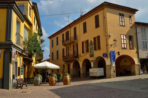 バローロは イタリア ピエモンテ州クーネオ県の 2018 旧市街の路地はかなり非常に典型的なし なレストランやワイナリーがあるカラフルです — ストック写真