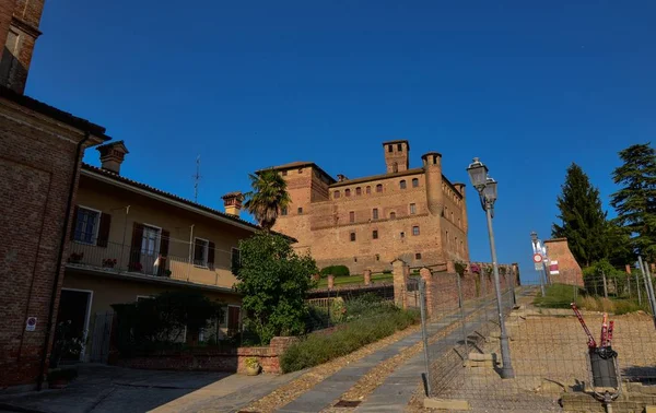 Grinzane Cavour Piamonte Italia Julio 2018 Majestuoso Castillo Ladrillos Rojos — Foto de Stock