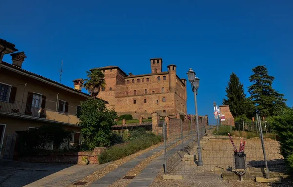 Grinzane Cavour Piamonte Italia Julio 2018 Majestuoso Castillo Ladrillos Rojos — Foto de Stock