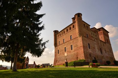 Rinzane Cavour, Piedmont, İtalya. Temmuz 2018. Görkemli kale kırmızı tuğla yaptı. Kolayca görülebilir hale getirir, bu küçük kasaba için bir esas alınır. Bu ev sahipliği yıllık truffle açık artırma.
