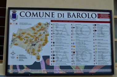 Barolo, Piedmont, İtalya. Temmuz 2018. Belediye olarak bilgilendirici cartellonistica tarihi merkezinde. Barolo Piedmont Langhe Roero Monferato bağcılık manzara parçasıdır: Unesco Dünya Mirası.