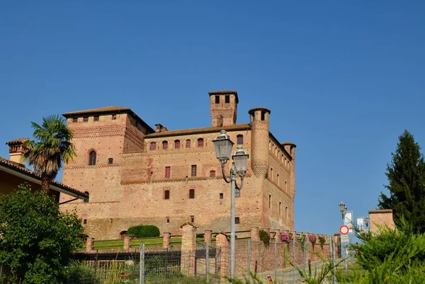 Grinzane Cavour Piemonte Luglio 2018 Maestoso Castello Fatto Mattoni Rossi — Foto Stock