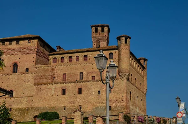 Grinzane Cavour Piamonte Italia Julio 2018 Majestuoso Castillo Ladrillos Rojos — Foto de Stock