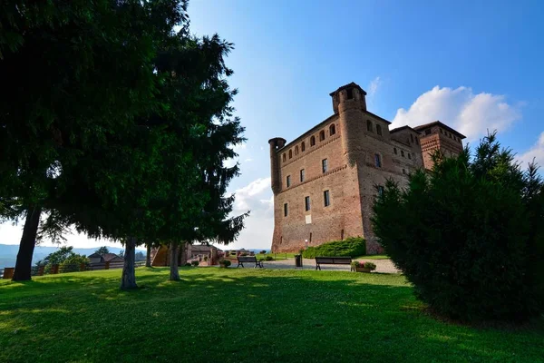 Grinzane Cavour Piemonte Luglio 2018 Maestoso Castello Fatto Mattoni Rossi — Foto Stock